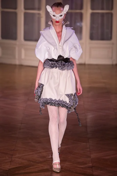 Look 10